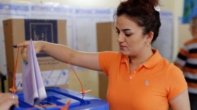 woman votes in Baghdad