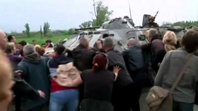 Protesters try to stop troops from entering Sloviansk