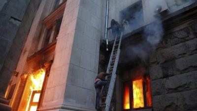 People wait to be rescued on the second storey's ledge during a fire at the trade union building in Odessa May 2, 2014