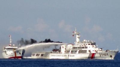 Chinese ship uses water cannon on a Vietnamese Sea Guard ship