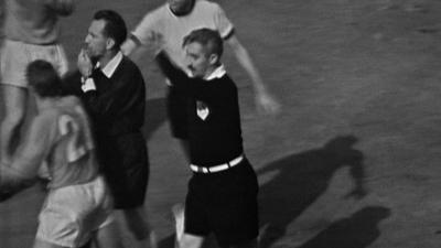 1966 World Cup Final: Linesman awards England's third