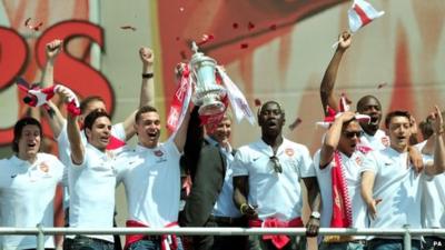 Arsenal players and manager Arsene Wenger