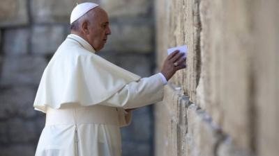 Pope Francis places a prayer in a crack in the Western Wall in Jerusalem's Old City (26 May 2014)