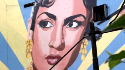 Picture of a woman painted on the walls of Delhi