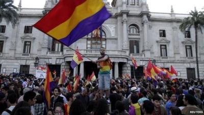 Protesters wave Spanish Second Republic flags in Valencia