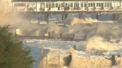 Tidal surge waves