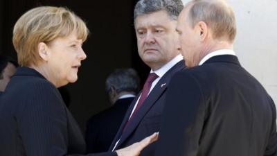 German Chancellor Angela Merkel (L), Ukrainian President-elect Petro Poroshenko and Russian President Vladimir Putin (R)