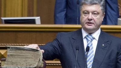 Petro Poroshenko is sworn in as president of Ukraine