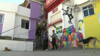 Jon Sopel and Capt Marcio Rocha in Santa Marta favela