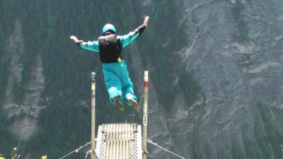 Justine Edde base jumping