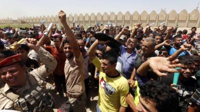 Men volunteering to join counter-offensive in Baghdad