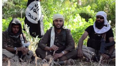 Abu Muthanna al-Yemeni (centre), believed to be Nasser Muthana, a 20-year-old man from Cardiff