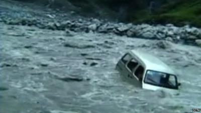 Van swept away by floods in Sichuan Province