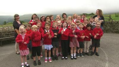 Children sing for the Tour de France