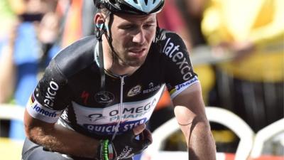 Mark Cavendish crosses finish line in obvious pain