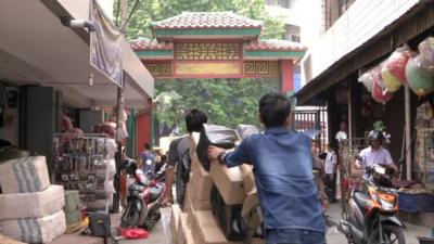 Shops and people in Jakarta's Chinatown