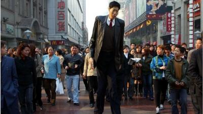 Asia's tallest man Zhang Juncai