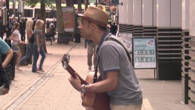 Si Cranstoun busking