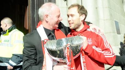 Stewart Milne (left) and Aberdeen captain Russell Anderson with the League Cup.