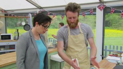 Contestant Iain show Sue his ice cream