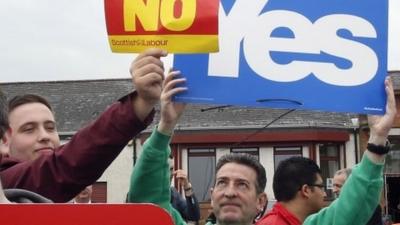 Yes and No supporters for the Scottish independence referendum