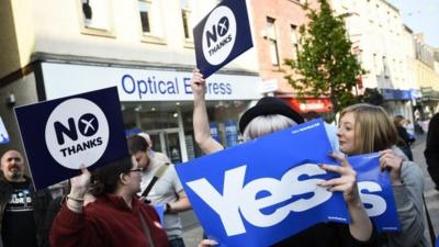 Yes and No supporters in Perth