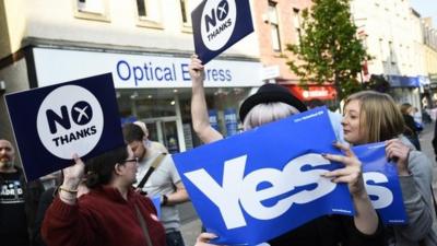 Yes and No voters argue as they wait for Scotland's First Minister Alex Salmond to do a walkabout in Perth, central Scotland, September 12, 2014