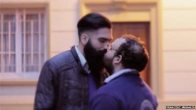 Video parodying showing Chile's gay kiss advert