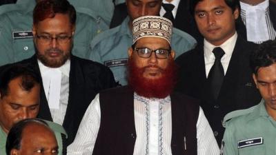 Jamaat-e-Islami leader Delwar Hossain Sayeedi (C) emerges from the Bangladesh International Crimes Tribunal in Dhaka on August 18, 2011.