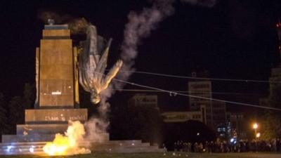 Activists dismantle Ukraine's biggest monument to Lenin at a pro-Ukrainian rally