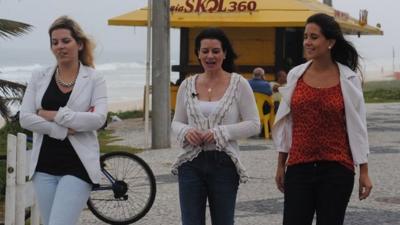 Erika Galhardi with her daughters Julia and Luiza