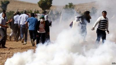 Turkish Gendarmerie use tear gas to disperse Kurdish protestors