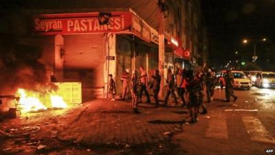 Kurdish protesters on a street in Diyarbakir