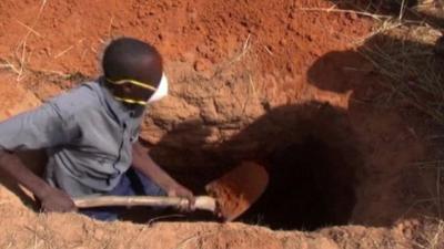 Man digging gave of first Mali Ebola victim