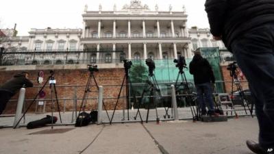 Reporters stand next to cameras in front of Palais Coburg where closed-door nuclear talks on Iran's nuclear programme take place in Vienna. Photo: 22 November 2014