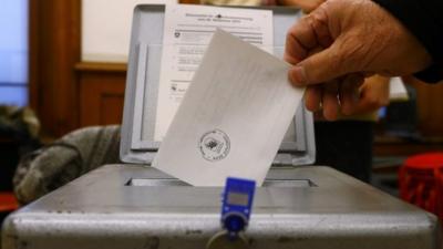 Man casts ballot in Bern