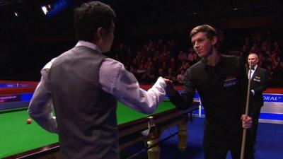 Ding Junhui congratulates James Cahill