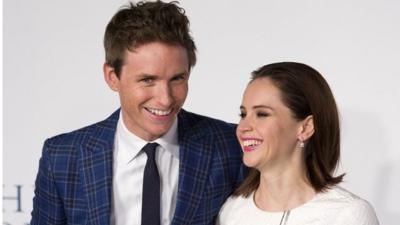 Eddie Redmayne (L) and Felicity Jones (R)