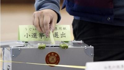 A man casting his vote