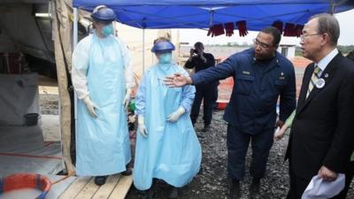 UN Secretary-General Ban Ki-moon (R) taking a tour of a US medical facility in Monrovia, Liberia