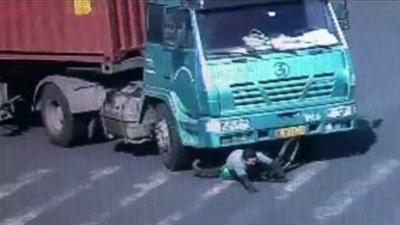 Cyclist being run over by lorry