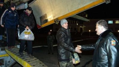 President Poroshenko greets freed Ukrainian troops