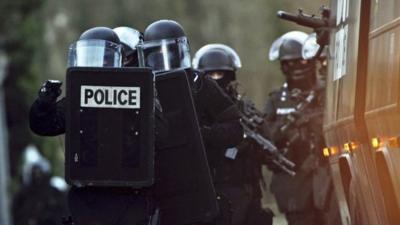 Armed police in Longpont