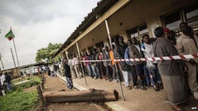 A long queue of voters in the Lusaka suburb of Kanyama