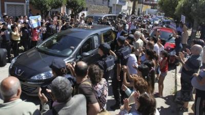 Protesters surround the funeral procession of Argentine prosecutor Alberto Nisman arrives to the Jewish cemetery in La Tablada locality, outskirts of Buenos Aires, Argentina, 29 January 2015