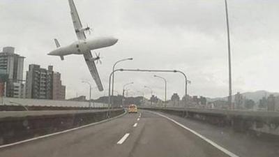 Image of plane crashing over bridge in Taiwan (4 Jan 2015 - image by @Missxoxo168)