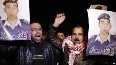 Members of the al-Kasasbeh trial join demonstration in Amman, Jordan, calling for Lt Moaz al-Kasasbeh's release (27 Jan 2015)