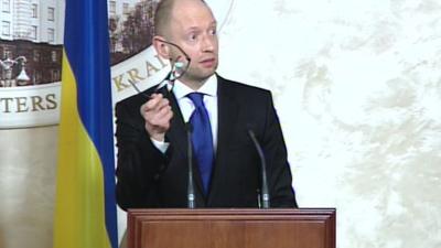 PM Arseniy Yatsenyuk offered his glasses to Putin