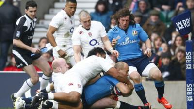 Sergio Parisse scores a try for Italy