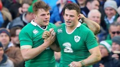 Robbie Henshaw celebrates his try